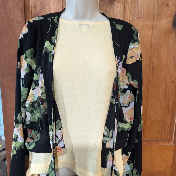 Fashion‎ Nova Black Floral Wrap Blouse - Picture 8 of 13